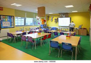 brightly-coloured-interior-of-a-modern-year-1-school-classroom-showing-h95090